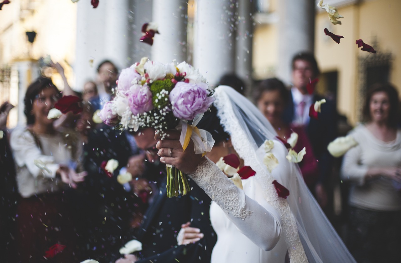 How to Distribute T-Shirts on the Wedding Day